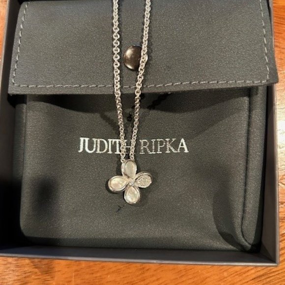 Jardin Flower Pendant Necklace With Mother Of Pearl And Diamonds - Picture 3 of 4